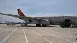 西藏航空一载122人航班在重庆机场偏出跑道起火，有旅客受轻伤
