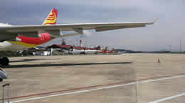 西藏航空一载122人航班在重庆机场偏出跑道起火，有旅客受轻伤